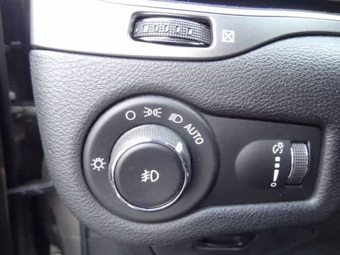 Used 2019 Jeep Cherokee Latitude w/ Popular Appearance Group AWD/4WD image 9