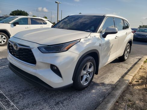 Used 2021 Toyota Highlander L FWD image 3