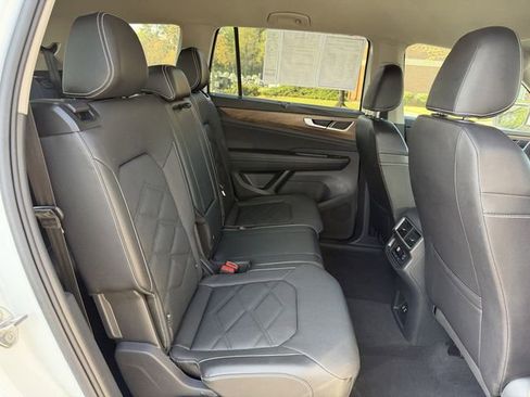 Used 2025 Volkswagen Atlas SE image 30