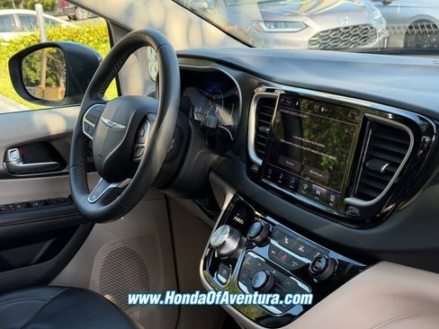 Used 2023 Chrysler Pacifica Touring-L FWD image 13