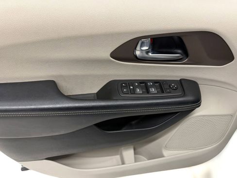 Used 2023 Chrysler Voyager LX image 9