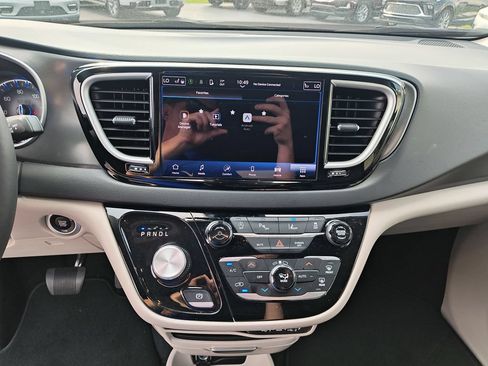 Used 2024 Chrysler Pacifica Touring-L FWD image 21
