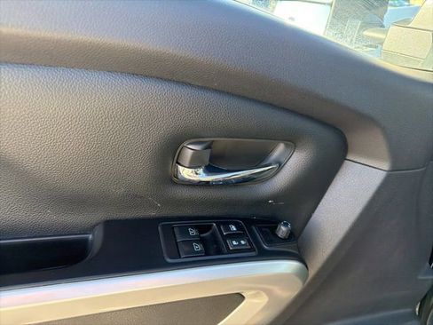 Used 2017 Nissan Titan SV image 34