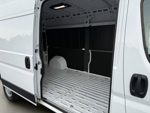 Used 2026 RAM ProMaster 2500 w/ Convenience Group FWD image 12