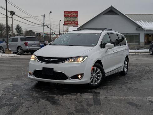 Used 2018 Chrysler Pacifica Touring-L image 1