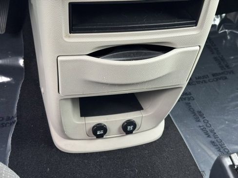 Used 2019 Dodge Grand Caravan SE w/ UConnect Hands-Free Group image 13