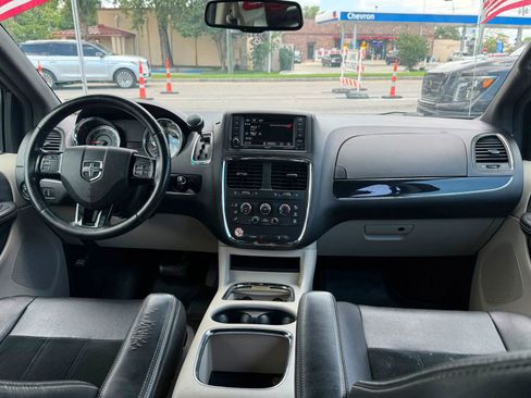 Used 2017 Dodge Grand Caravan SXT FWD image 14