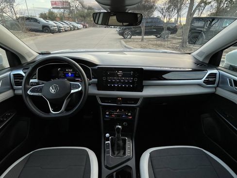 Used 2025 Volkswagen Taos SE image 10