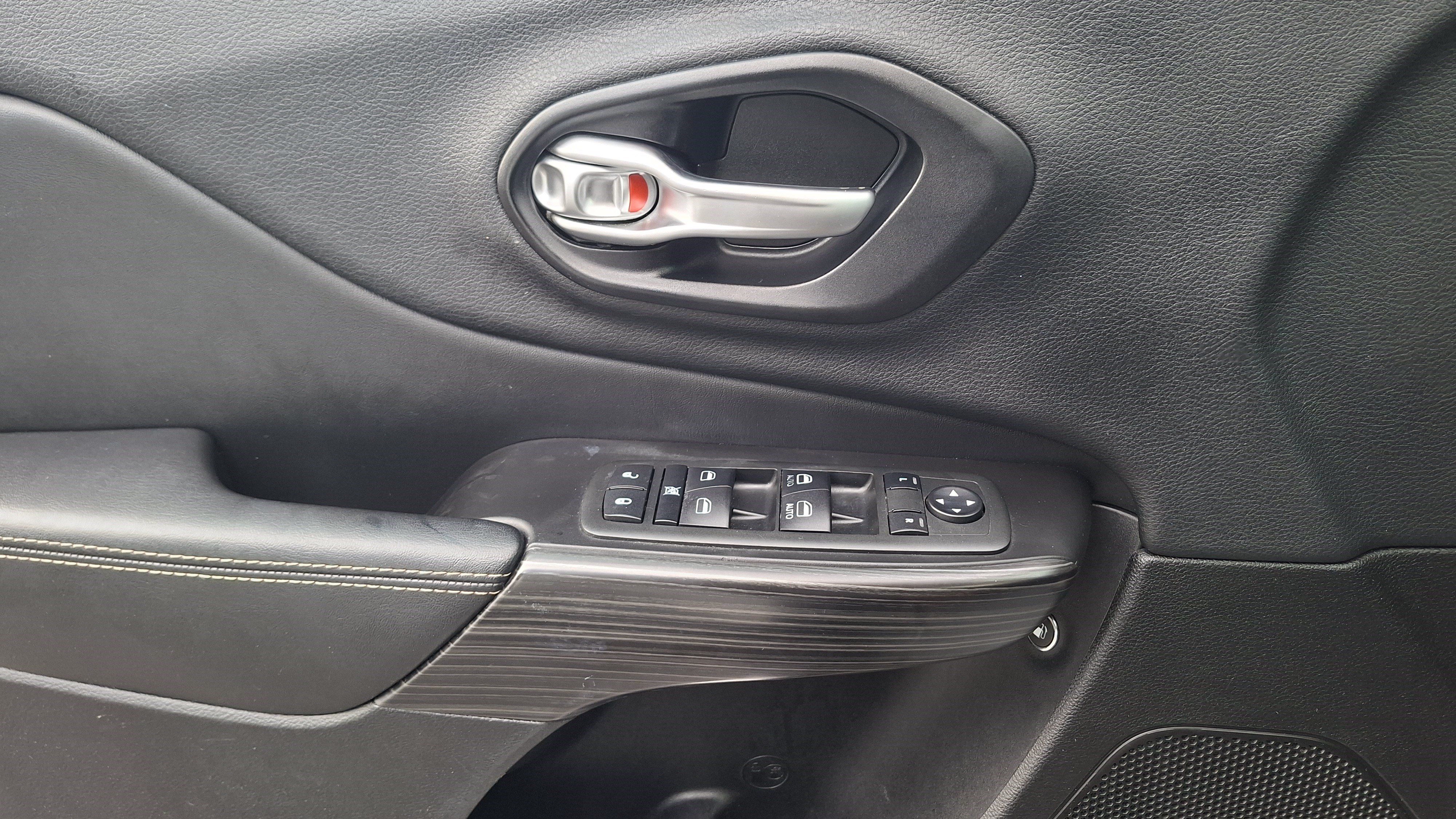 Used 2014 Jeep Cherokee Limited FWD image 17