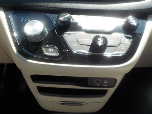 Used 2018 Chrysler Pacifica Touring-L image 20