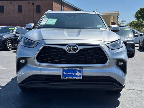 Used 2023 Toyota Highlander XLE AWD/4WD image 5