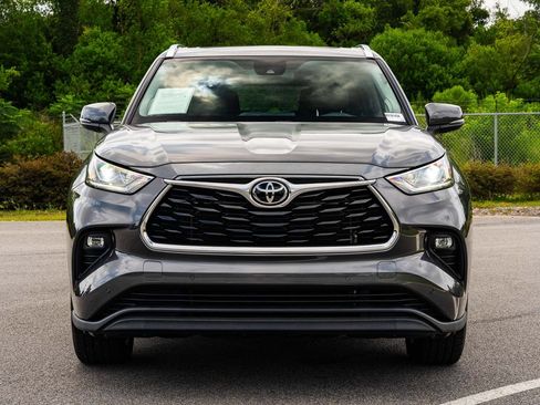 Used 2022 Toyota Highlander Limited FWD image 2