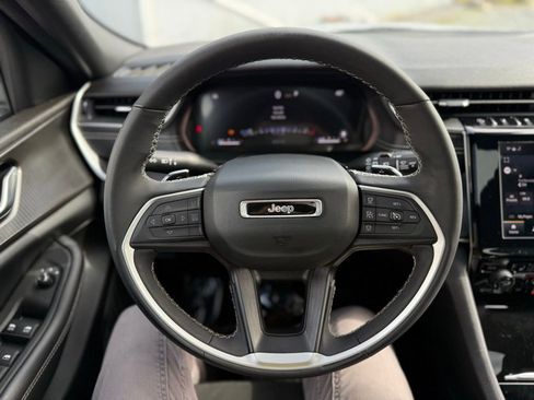 Used 2023 Jeep Grand Cherokee L Laredo image 16