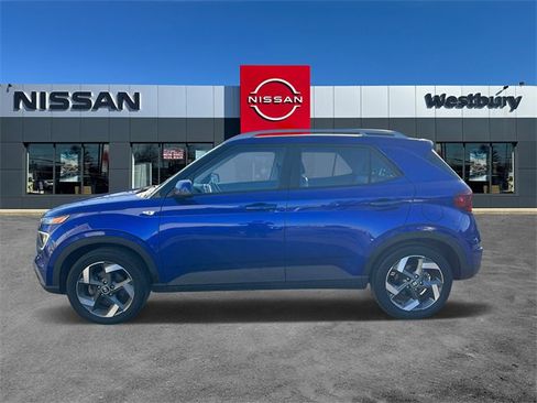 Used 2022 Hyundai Venue Limited image 8