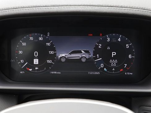 Used 2024 Land Rover Discovery Dynamic SE image 8