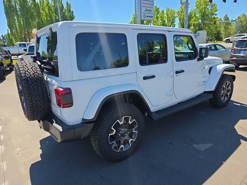 Used 2024 Jeep Wrangler Unlimited Sahara w/ Technology Group AWD/4WD image 5