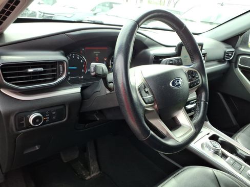 Used 2023 Ford Explorer XLT w/ Equipment Group 202A AWD/4WD image 9