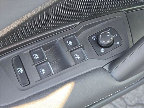 Used 2025 Volkswagen Tiguan SEL R-Line image 23