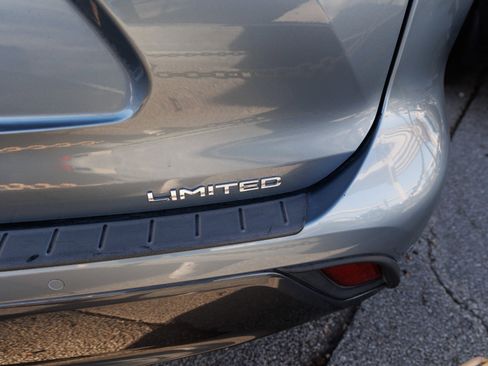 Used 2023 Toyota Highlander Limited image 11