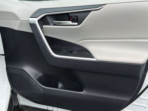 Used 2021 Toyota RAV4 XLE Premium FWD image 15