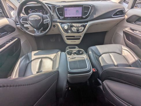 Used 2023 Chrysler Pacifica Touring-L AWD/4WD image 28