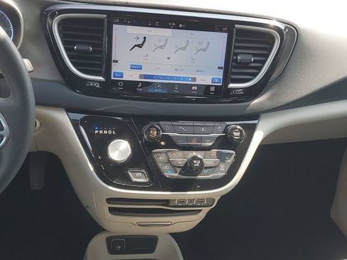Used 2023 Chrysler Pacifica Touring-L FWD image 14