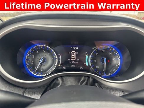 Used 2025 Chrysler Pacifica Select image 15