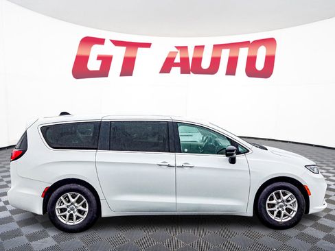 Used 2024 Chrysler Pacifica Touring-L image 8