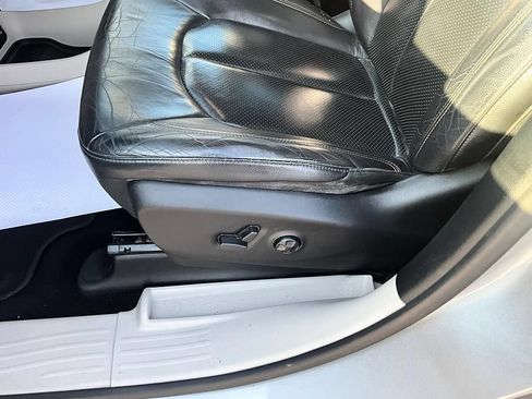 Used 2018 Chrysler Pacifica Touring-L w/ Tire & Wheel Group FWD image 15