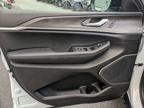 New 2025 Jeep Grand Cherokee L Limited w/ Luxury Tech Group II image 10