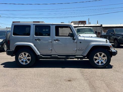 Used 2016 Jeep Wrangler Unlimited Sahara w/ Connectivity Group AWD/4WD image 2
