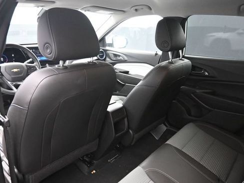 Used 2025 Chevrolet Trax LT w/ LT Convenience Package FWD image 31