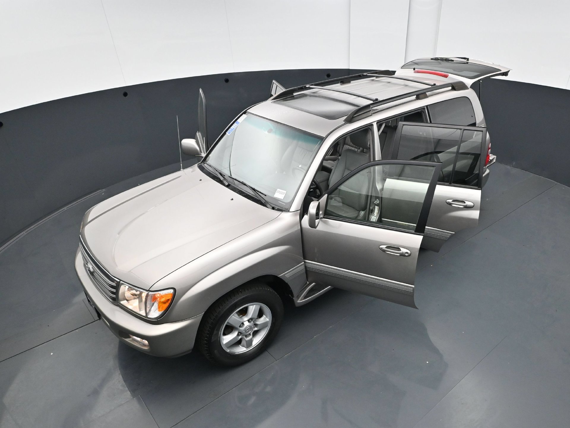 Used 2005 Toyota Land Cruiser AWD/4WD image 42