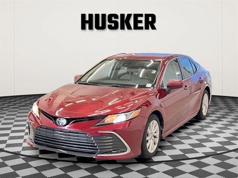 Used 2021 Toyota Camry LE image 4