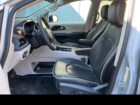 Used 2023 Chrysler Pacifica Limited AWD/4WD image 2