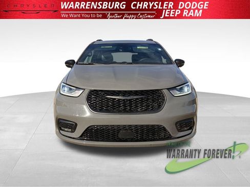 Used 2025 Chrysler Pacifica Limited image 11