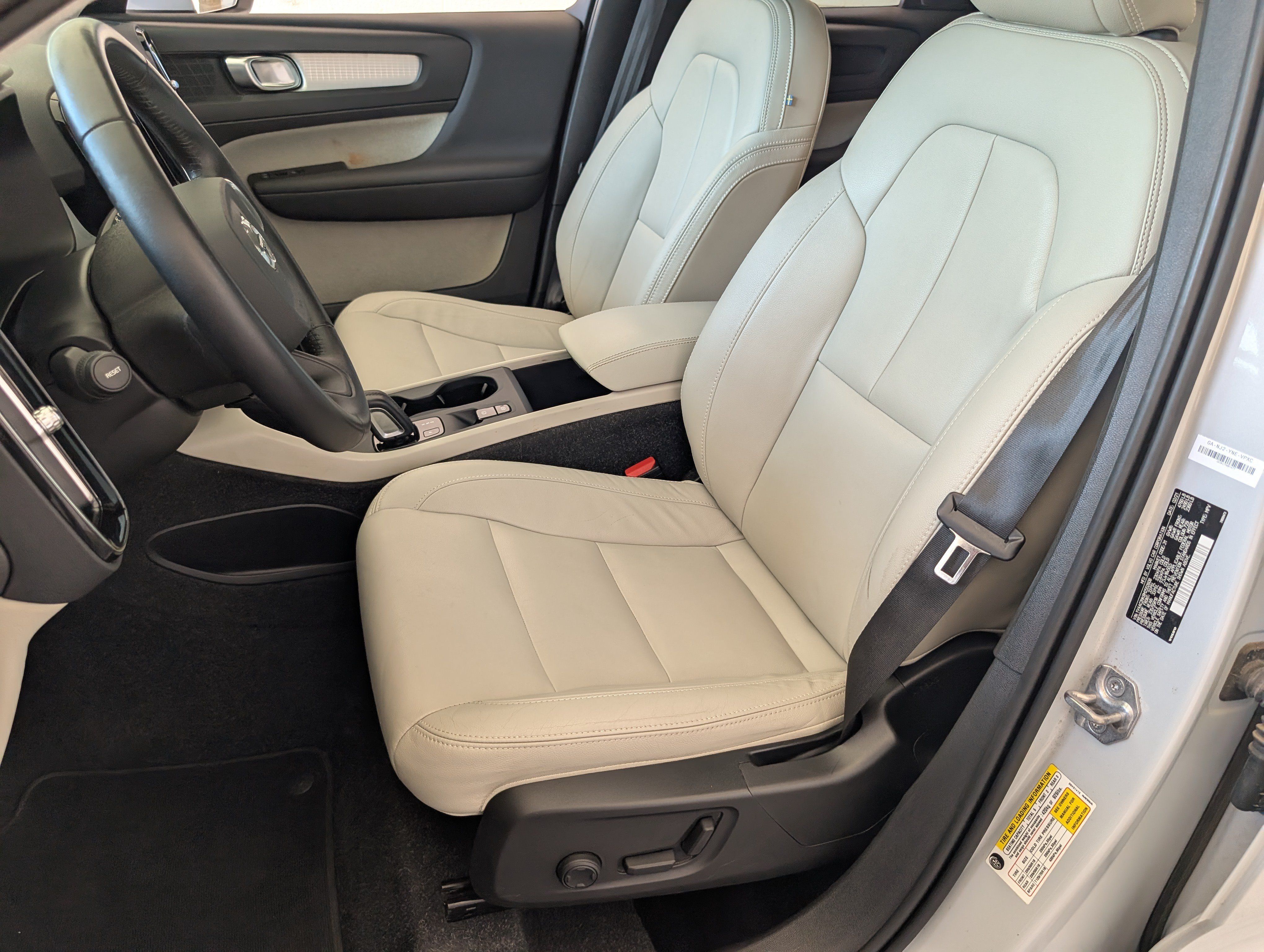 Used 2021 Volvo XC40 T4 Momentum FWD image 16