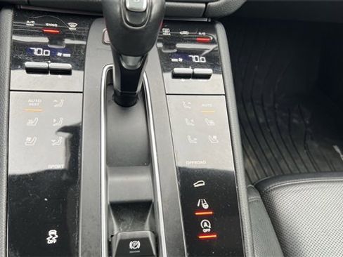 Used 2023 Porsche Macan Turbo image 22