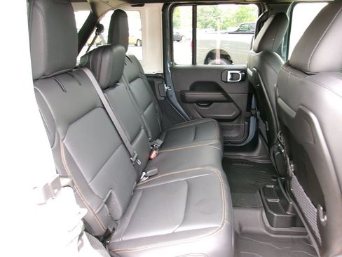 Used 2026 Jeep Wrangler Unlimited Sahara AWD/4WD image 10