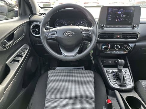 Used 2022 Hyundai Kona SE image 2