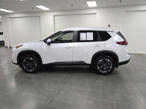 Used 2024 Nissan Rogue SV w/ SV Premium Package FWD image 3