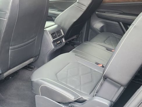 Certified 2025 Volkswagen Atlas SE image 8