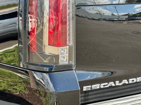 Used 2020 Cadillac Escalade Luxury w/ Escalade Sport Edition image 40