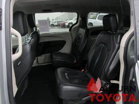 Used 2017 Chrysler Pacifica Touring-L image 21