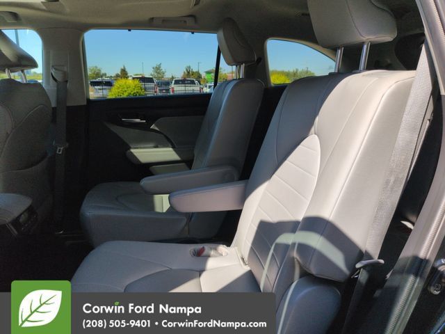 Used 2021 Toyota Highlander XLE AWD/4WD image 25