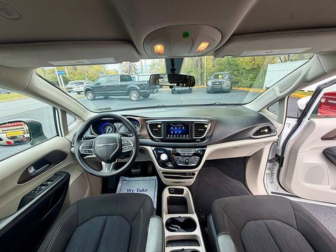 Used 2020 Chrysler Voyager L FWD image 12