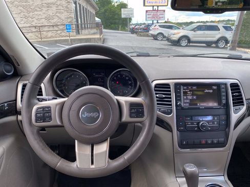 Used 2013 Jeep Grand Cherokee Laredo AWD/4WD image 23