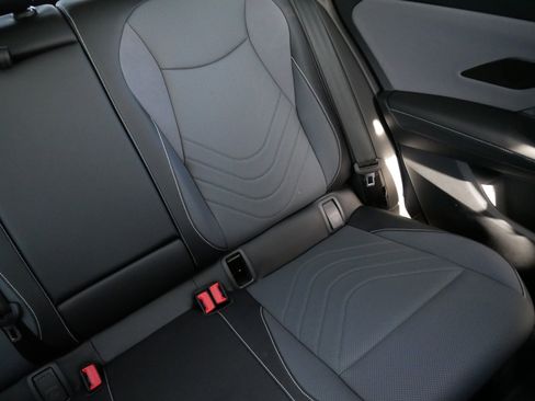 Certified 2025 Volkswagen Tiguan SE image 14