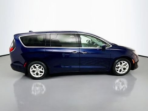 Used 2018 Chrysler Pacifica Touring Plus w/ Tire & Wheel Group FWD image 8