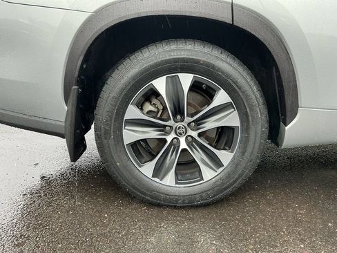 Used 2020 Toyota Highlander XLE AWD/4WD image 8